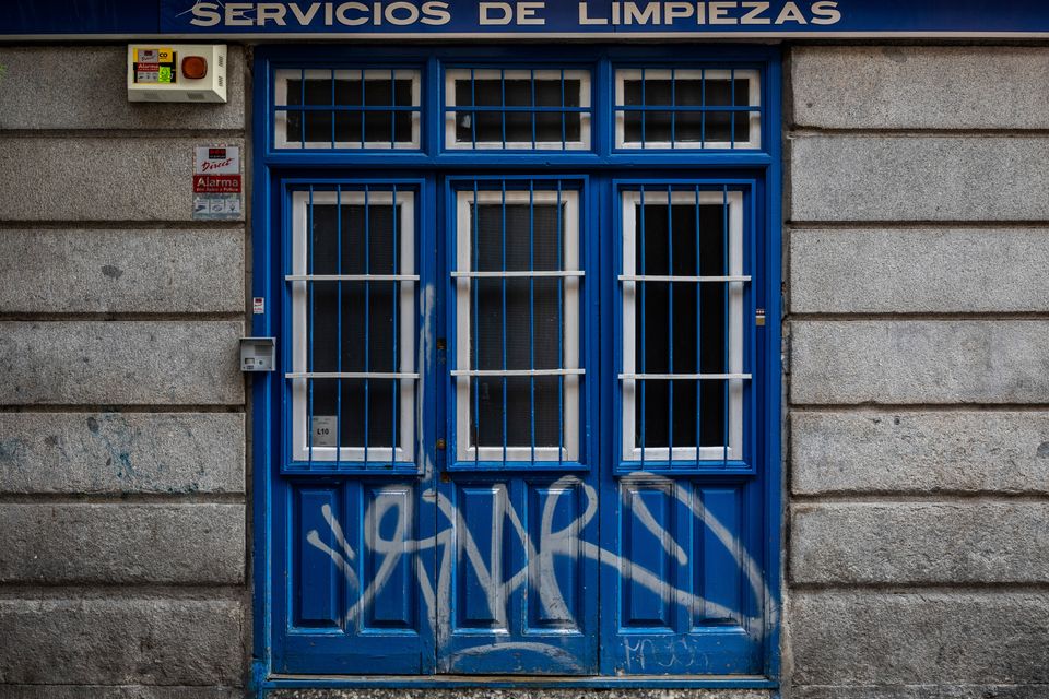 Τα κατεβασμένα ρολά της Μαδρίτης: Φωτογραφικό αφιέρωμα στους έρημους εμπορικούς δρόμους της
