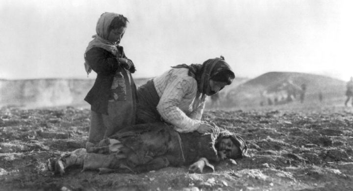 Γενοκτονία των Αρμενίων. Μητέρα δίπλα στο νεκρό παιδί της. - Αλέπι Συρία