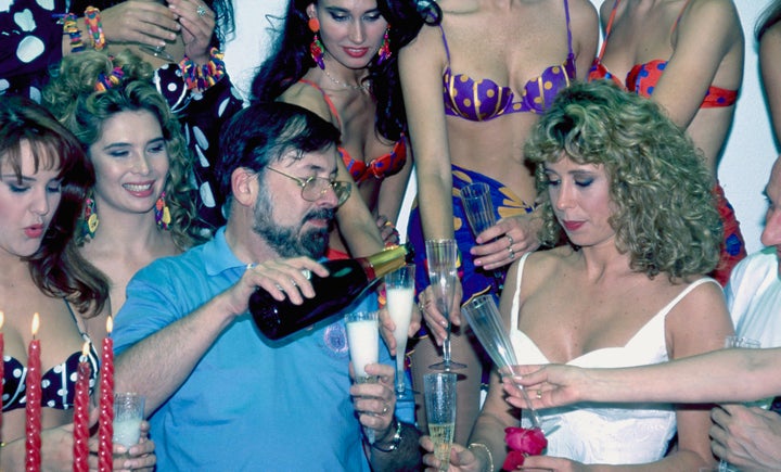 Narciso Ibáñez Serrador (Chicho) con laz azafatas de 'Un, dos, tres'. 