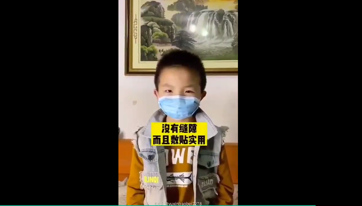 niño con mascarilla