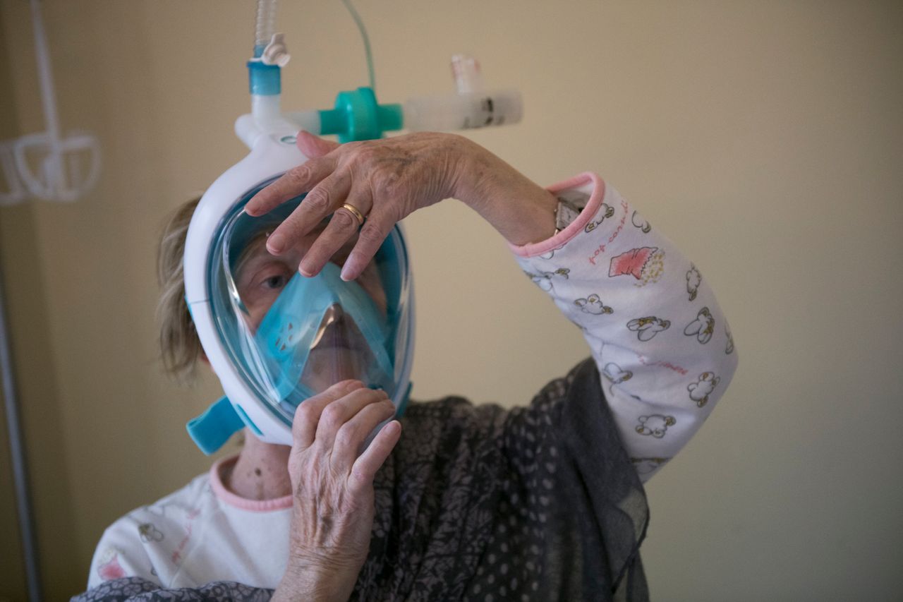 Ηλικιωμένη στο νοσοκομείο- Ιταλία Απρίλιος 2020 (Photo by Stefano Guidi/Getty Images)