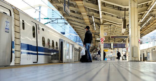 新型コロナウイルスの影響で、乗客が激減したJR東京駅の新幹線ホーム=2020年4月25日午前8時20分、内田光撮影