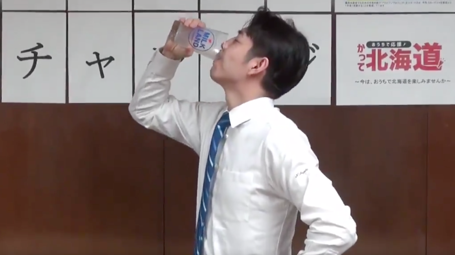 牛乳チャレンジ で危機を救え 北海道の鈴木直道知事が呼びかけ ラッシー作って一気飲みも 動画 ハフポスト