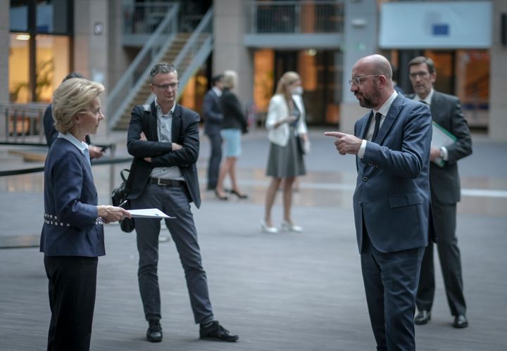 Η πανδημία έχει φέρει στο προσκήνιο το μέλλον της Ε.Ε.. Η πρόεδρος της Κομισιόν (στα αριστερά) Ούρσουλα φον ντερ Λάιεν συνομιλεί με τον πρόεδρο του Ευρωπαϊκού Συμβουλίου, Τσαρλς Μισέλ (Olivier Hoslet, Pool Photo via AP)