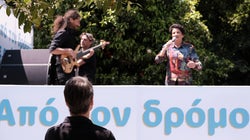 Η Άλκηστις Πρωτοψάλτη γυρίζει την Αθήνα και τραγουδά πάνω σε ένα