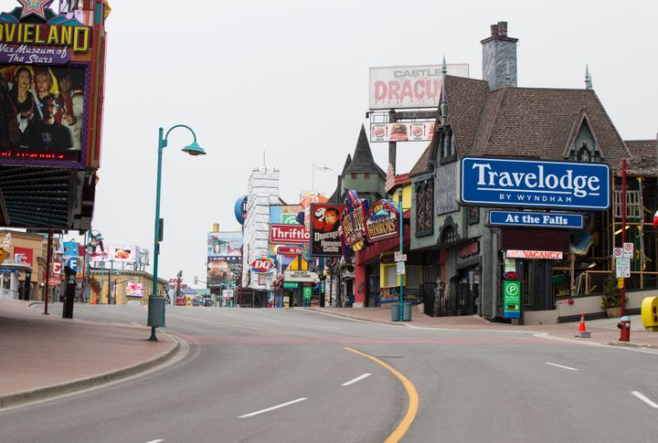 ナイアガラフォールズ市内にある繁華街「クリフトンヒル」。土産物屋やアトラクション、レストランなどがあるが店が閉まり、現在は閑散としている。（4月15日撮影）