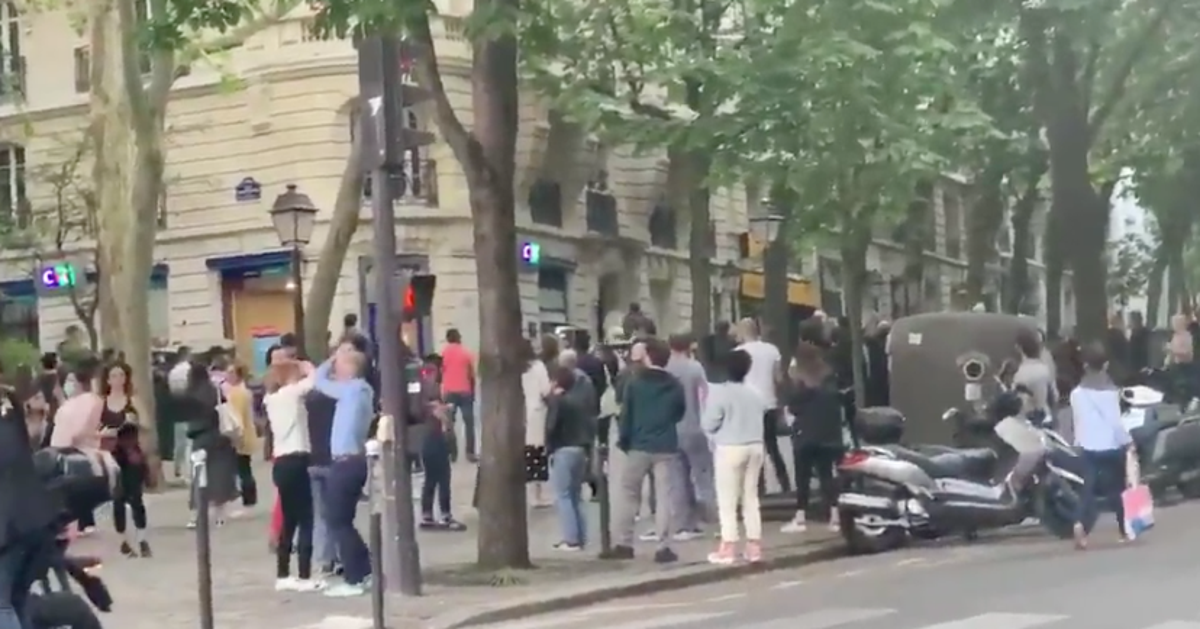 Paris Une Fete En Pleine Rue Pendant Le Confinement Les Policiers Outres Le Huffpost