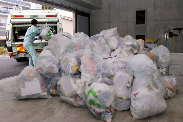 家庭ごみが増えている大阪府吹田市で、収集作業にあたる作業員=23日、同市提供