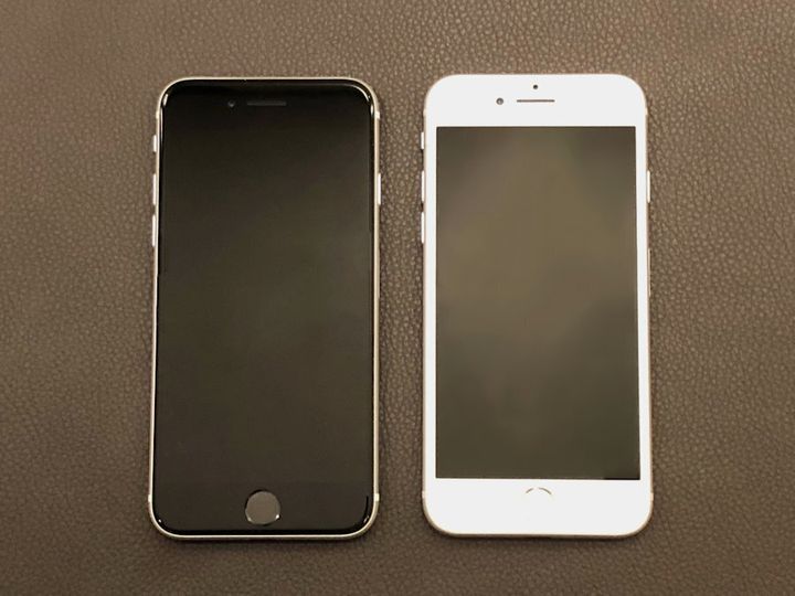 ▲iPhone 8（右）と比較。ホワイトモデルも前面のベゼル部分がブラックになりました