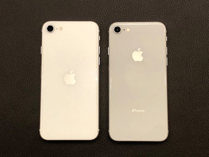 ▲iPhone 8（右）と比較し、白味が異なっているのがわかります。ロゴは中央に、11シリーズ同様iPhoneの記載がなくなっています