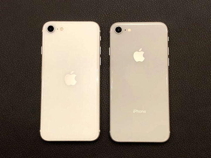 ▲iPhone 8（右）と比較し、白味が異なっているのがわかります。ロゴは中央に、11シリーズ同様iPhoneの記載がなくなっています