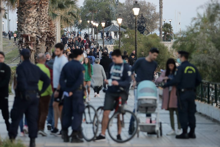 Συνωστισμός στην παραλία του Φλοίσβου την Κυριακή.