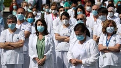 Madrid renovará hasta diciembre a los 10.000 profesionales sanitarios que han trabajado en la