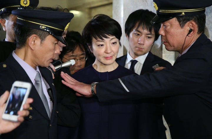 参院本会議後、衛視に囲まれながら議場を出る河井克行前法相の妻・自民党の河井案里氏