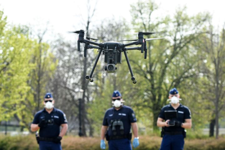 Ουγγαρία - Αστυνομικοί χρησιμoποιούν drone για να βρουν πολίτες που δεν τηρούν τα μέτρα περιορισμού λόγω της πανδημίας.(Janos Meszaros/MTI via AP)