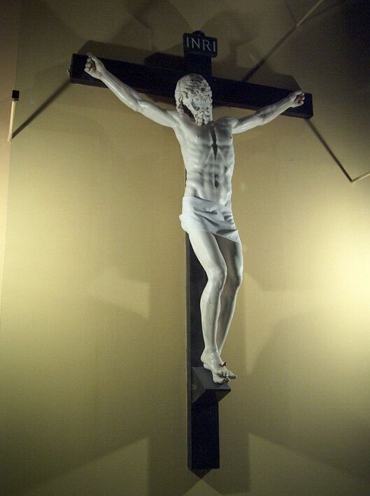 Ο Χριστός του Cellini σήμερα με ποδιά. Άγνωστο αν οι πιστοί την σηκώσουν, όπως με τις σκοτσέζικες φούστες. 