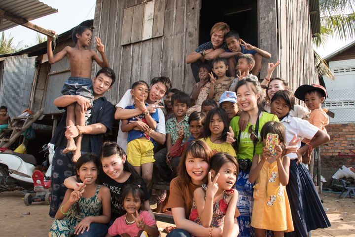 カンボジアで実施したスタディツアーの様子。学生と社会人7名を引率した。