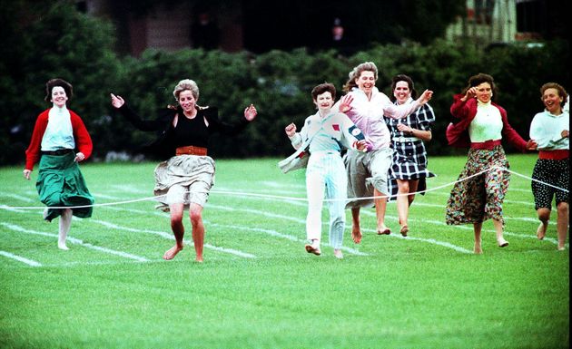 故ダイアナ妃が裸足で全力疾走 1991年の動画が話題に ヘンリー王子の運動会で走る姿が笑顔をくれる ハフポスト