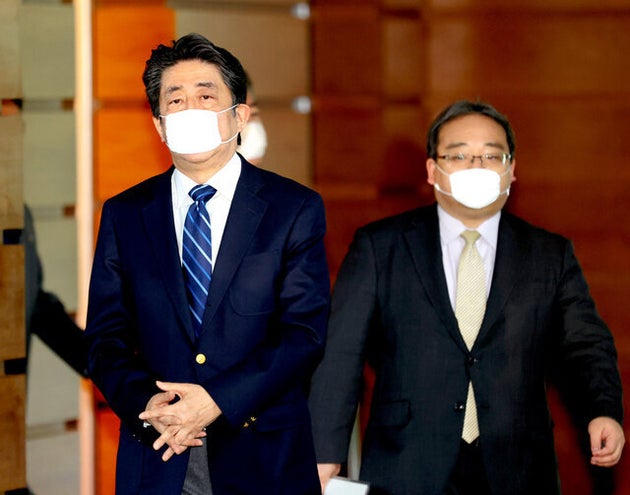 会議を終え、首相官邸を出る安倍晋三首相。右は佐伯耕三首相秘書官=2020年4月25日午後5時1分、首相官邸、林敏行撮影