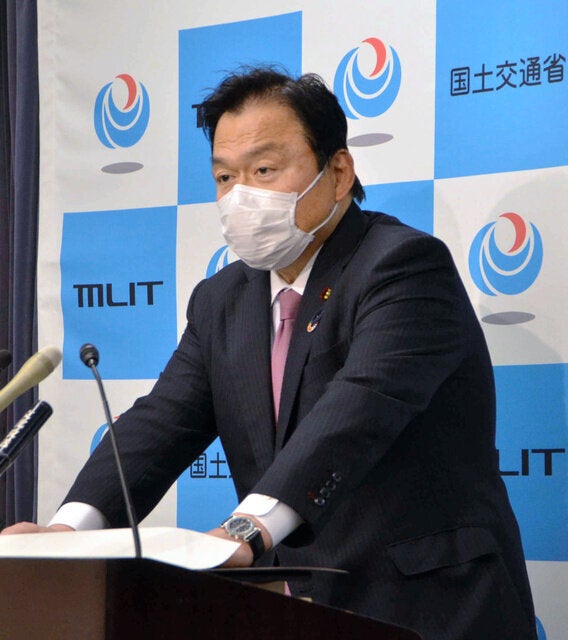 マスク姿で会見する赤羽一嘉国土交通相=7日午前、東京・霞が関