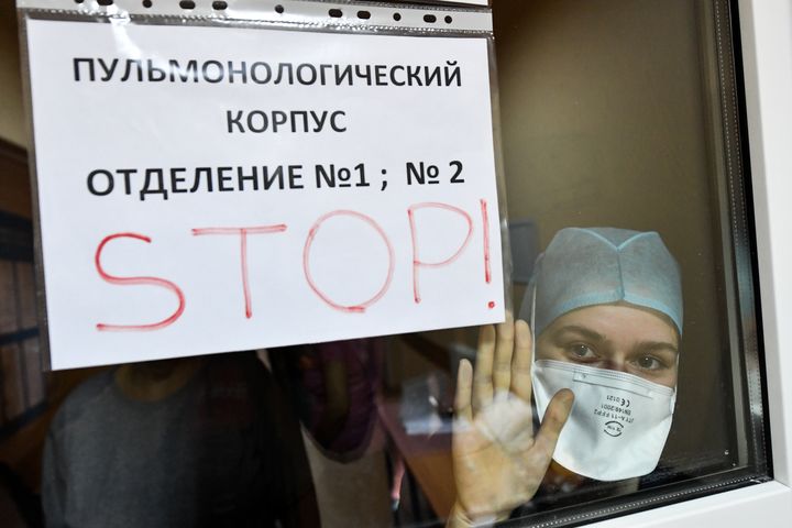Μέλος του υγειονομικού προσωπικού σε νοσοκομείο του Βλαδιβοστόκ, Ρωσία