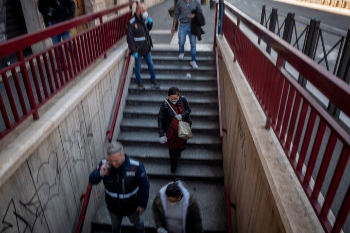 Des gens marchent vers la station de métro San Giovanni, à Rome, le 24 avril, pendant une période de test de trois heures visant à évaluer les nouvelles mesures destinées à réduire l’affluence dans les transports en commun.