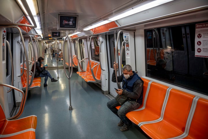 Après le déconfinement, comment permettre à la population de se déplacer sans danger dans les villes? (Photo d'illustration, dans le métro de Rome)