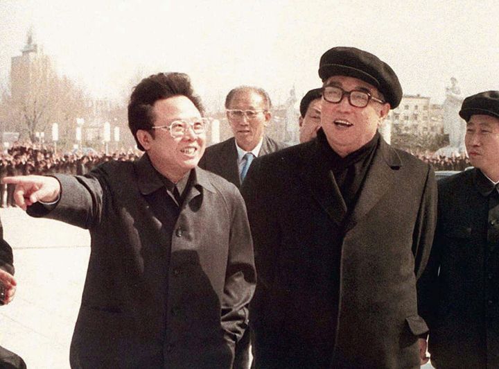  Ο Κιμ Ιλ Σουνγκ με τον γιό του, Κιμ Γιονγκ Ιλ.