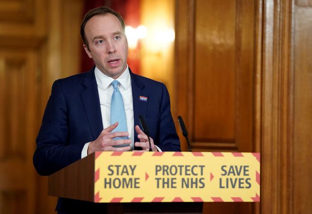 En esta foto distribuida por la oficina del primer ministro, Matt Hancock, secretario británico de Salud, habla con la prensa el jueves 2 de abril de 2020 (Pippa Fowles/10 Downing Street via AP)