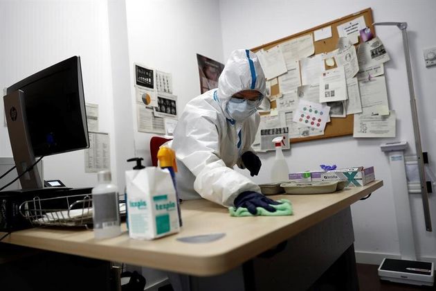 Un profesional del centro de salud de General Ricardos, en Madrid, desinfecta una
