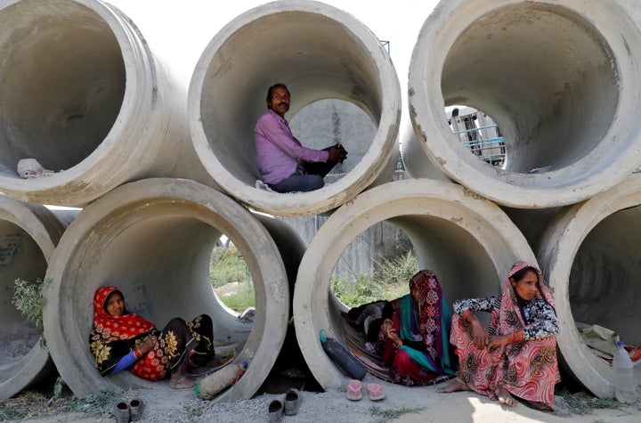 Migrant labourers rest in cement pipes during an extended nationwide lockdown to slow the spreading of coronavirus disease (COVID-19) in Lucknow, India, April 22, 2020. REUTERS/Pawan Kumar TPX IMAGES OF THE DAY