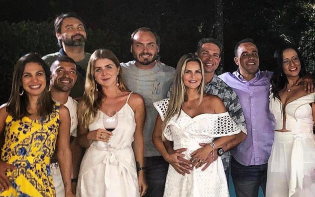 Em foto publicada por Carlos Bolsonaro em dezembro de 2018, Ramagem aparece ao lado do filho do presidente...