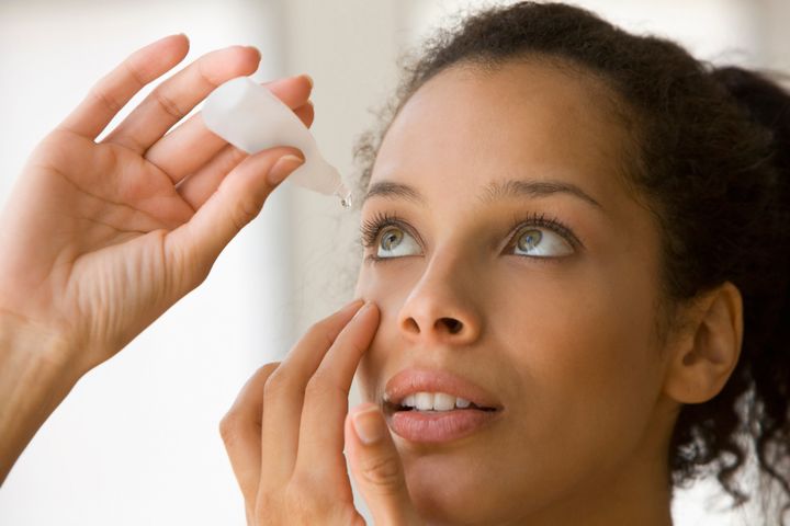 Un usage libéral des larmes artificielles est parfaitement indiqué si vous souffrez de fatigue oculaire.
