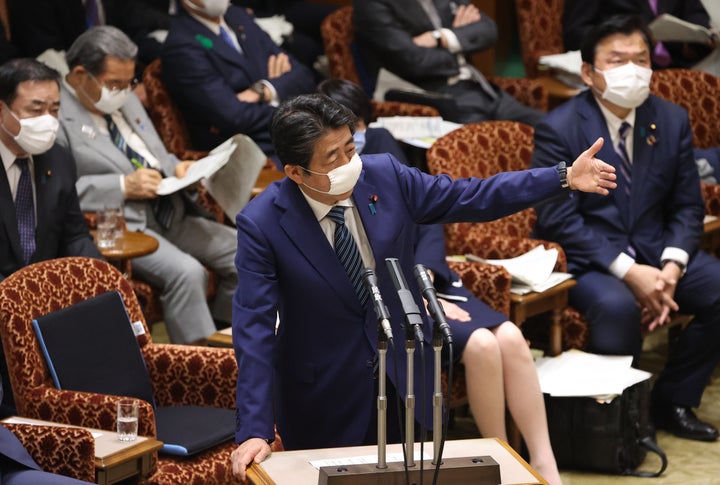 参院予算委員会で答弁する安倍晋三首相=4月29日、国会内