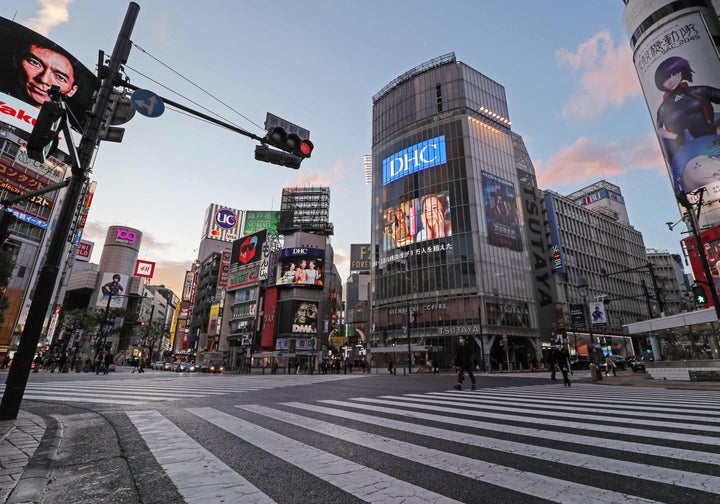 新型コロナウイルスの国内感染者数が１万人を超えた4月18日、緊急事態宣言に伴う外出自粛要請により閑散とする渋谷スクランブル交差点＝東京都渋谷区 