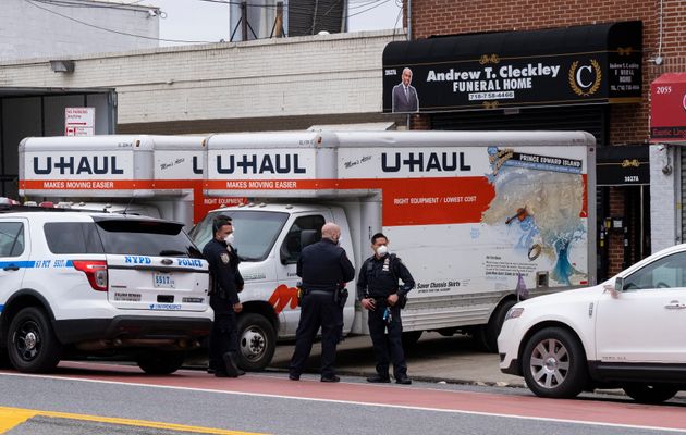 Φορτηγά ψυγεία στο γραφείο κηδειών που δεν είχε χώρο πια για την αποθήκευση πτωμάτων και οι γείτονες παραπονέθηκαν για τη μυρωδιά (Νέα Υόρκη, ΗΠΑ)