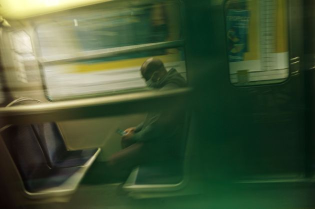 Άνδρας σε βαγόνι του μετρό (Παρίσι, Γαλλία)
