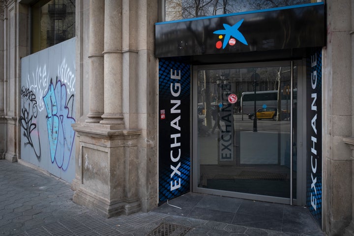 Una oficina de Caixabank en Passeig de Gràcia (Barcelona), cerrada durante el estado de alarma.