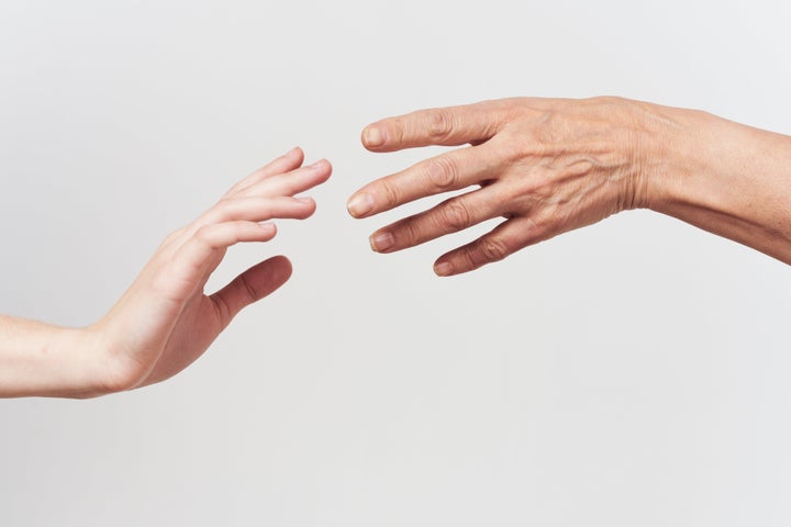 «Les gens qui vivent seuls vont nécessairement avoir moins de contacts physiques avec les autres. Ils vont donc devoir se débrouiller par eux-mêmes», déclare Tiffany Field.