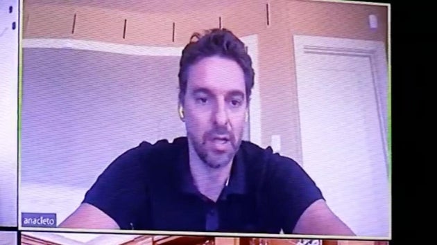 Pau Gasol se presenta como ves ante Felipe y Letizia y la imagen lleva miles de compartidos: fíjate bien...