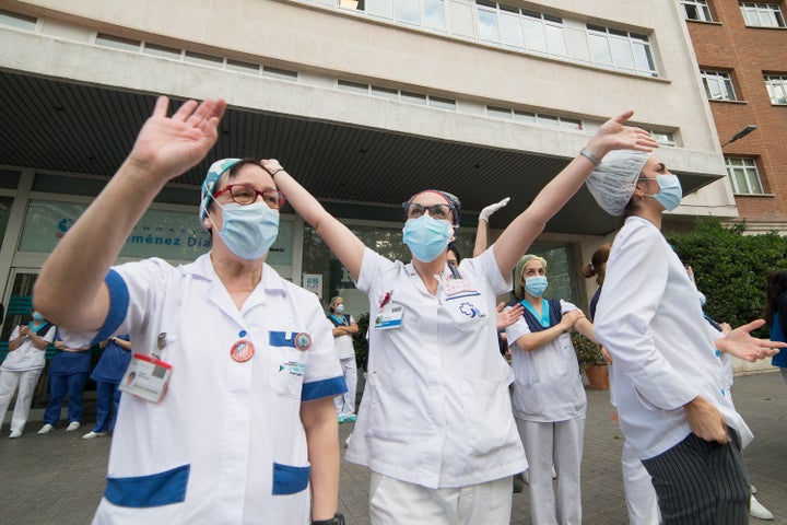 Sanitarios del Hospital Jiménez Díaz en Madrid el 28 de abril de 2020.