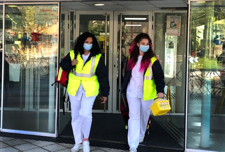 Dos profesionales de enfermería salen del centro de salud de Majadahonda, en Madrid.