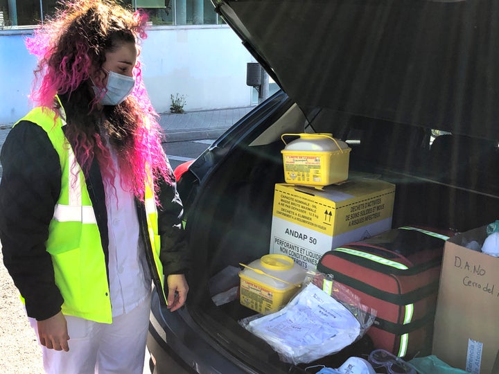 Desiré León, junto a las muestras de detección de la macroencuesta serológica.