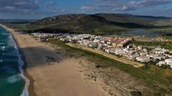 Ces commerçants espagnols désinfectent leur plage avec de la javel contre le