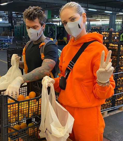 I Ferragnez Volontari Per Un Giorno Preparano Buste Per I Poveri Di Milano L Huffpost