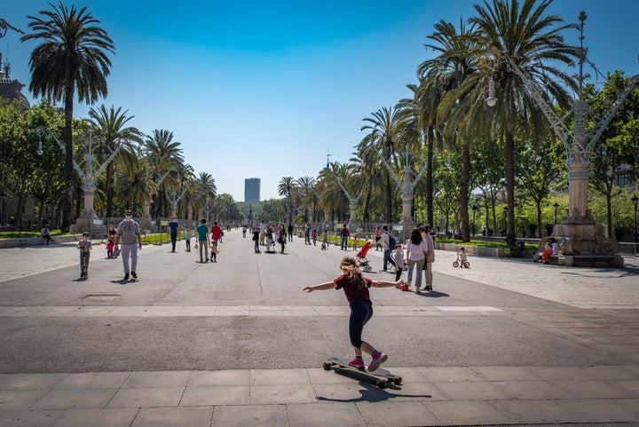 Una niña sobre un monopatín en el primer día de alivio del confinamiento de los niños, el 26 de abril de 2020, en Barcelona.