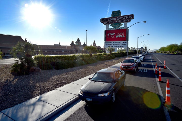 Una cola de coches espera para llegar al banco de alimentos Three Square Food Bank en Las Vegas, Nevada.
