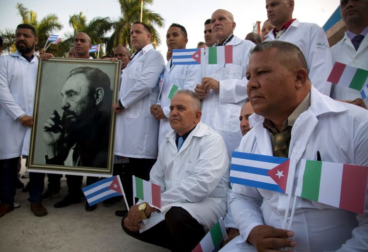 Γιατροί από την Κούβα λίγο πριν την αναχώρησή τους για την Ιταλία προκειμένου να βοηθήσουν στην αντιμετώπιση της πανδημίας 21 Μαρτίου, 2020. (AP Photo/Ismael Francisco)