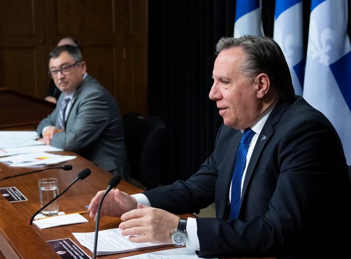 François Legault (droite) surveillera la situation à Montréal et pourrait reporter la réouverture des écoles et des commerces.