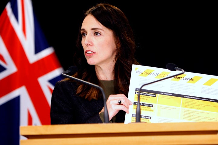 La première ministre néo-zélandaise Jacinda Ardern brandit une carte montrant un nouveau système d’alerte pour le Covid-19 à Wellington, le 21 mars. La Nouvelle-Zélande s’est fixé l’objectif ambitieux de ne pas seulement contenir le coronavirus, mais de l’éliminer complètement.